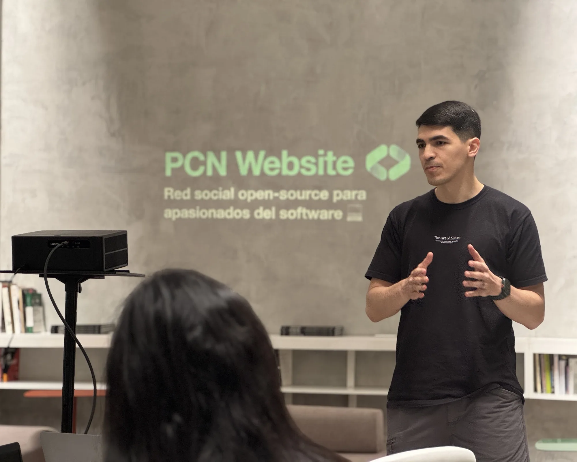 Agustín presentando detalles técnicos del proyecto en una Dev Meetup de programaConNosotros en Once57 Cowork (20 de febrero de 2026).